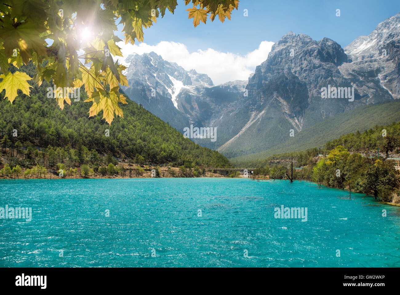 White Water River Wasserfall und Jade Dragon Snow Mountain, Lijiang, Yunnan, China. Stockfoto
