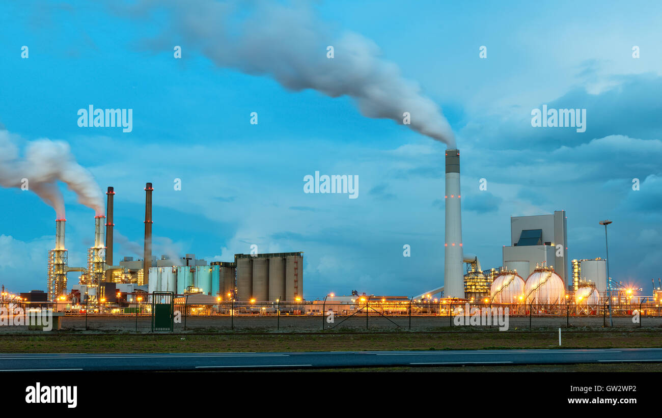 Öl-Raffinerie-Industrie in der Nacht in Rotterdam, Niederlande. Umweltverschmutzung, Rauch aus Öl-Raffinerie-Industrie Stockfoto