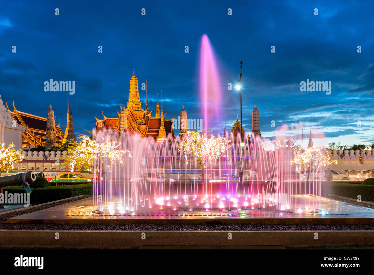 Wat Phra Kaeo mit bunten Brunnen in der Nacht in Bangkok, Thailand. Schönen Tempel in Bangkok, Thailand. Stockfoto