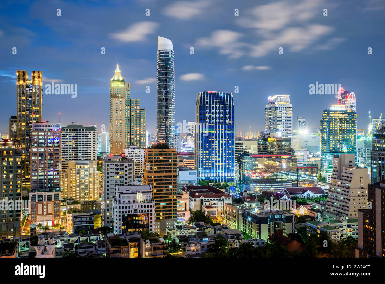 Skyline von Bangkok und Wolkenkratzer in der Nacht in Bangkok, Thailand Stockfoto