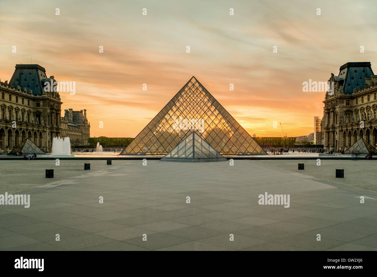 Louvre-Pyramide im Louvre-Museum ist eines der berühmten Museen und das meistbesuchte Museum der Welt Stockfoto