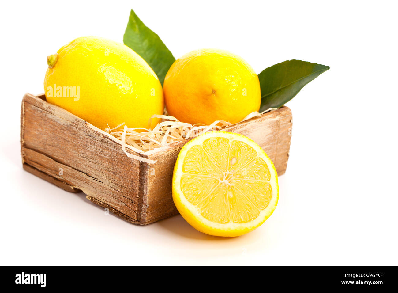 Frische Zitrone, isoliert auf weißem Hintergrund Stockfoto