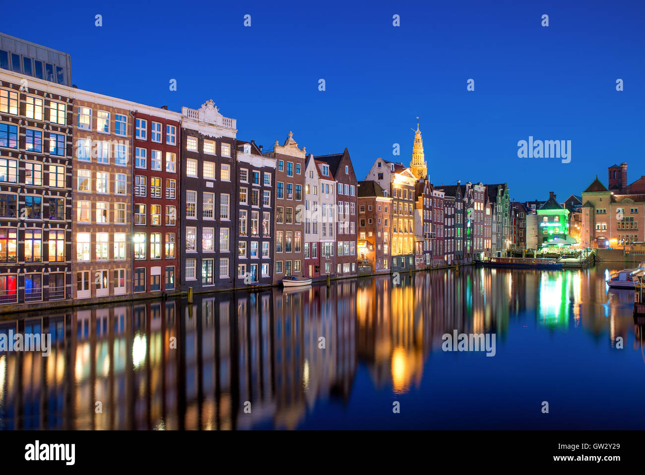 Nacht Stadtansicht in Amsterdam, Niederlande. Kanal und typisch holländischen Häuser in der Nacht in Amsterdam, Niederlande Stockfoto