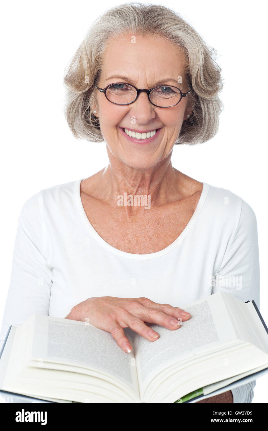 Lächelnde senior Frau liest ein Buch Stockfoto