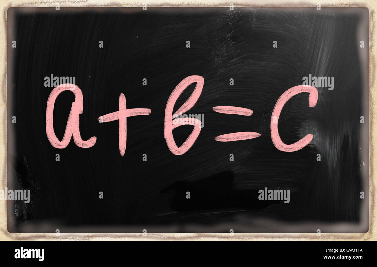 a + b = c handschriftlich mit weißer Kreide auf einer Tafel Stockfoto