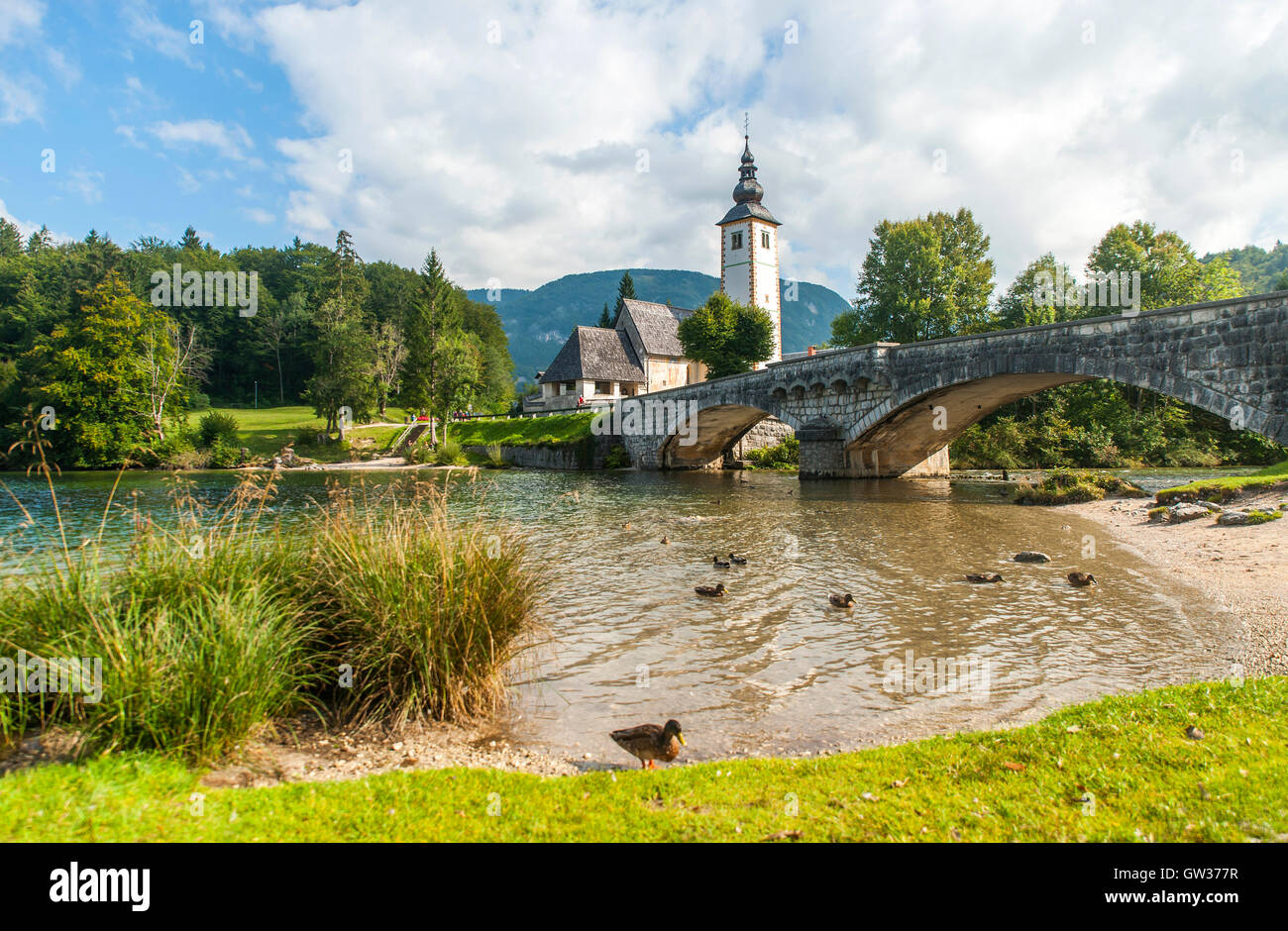 Bohinj See mit Kirche und Brücke, Slowenien Stockfoto