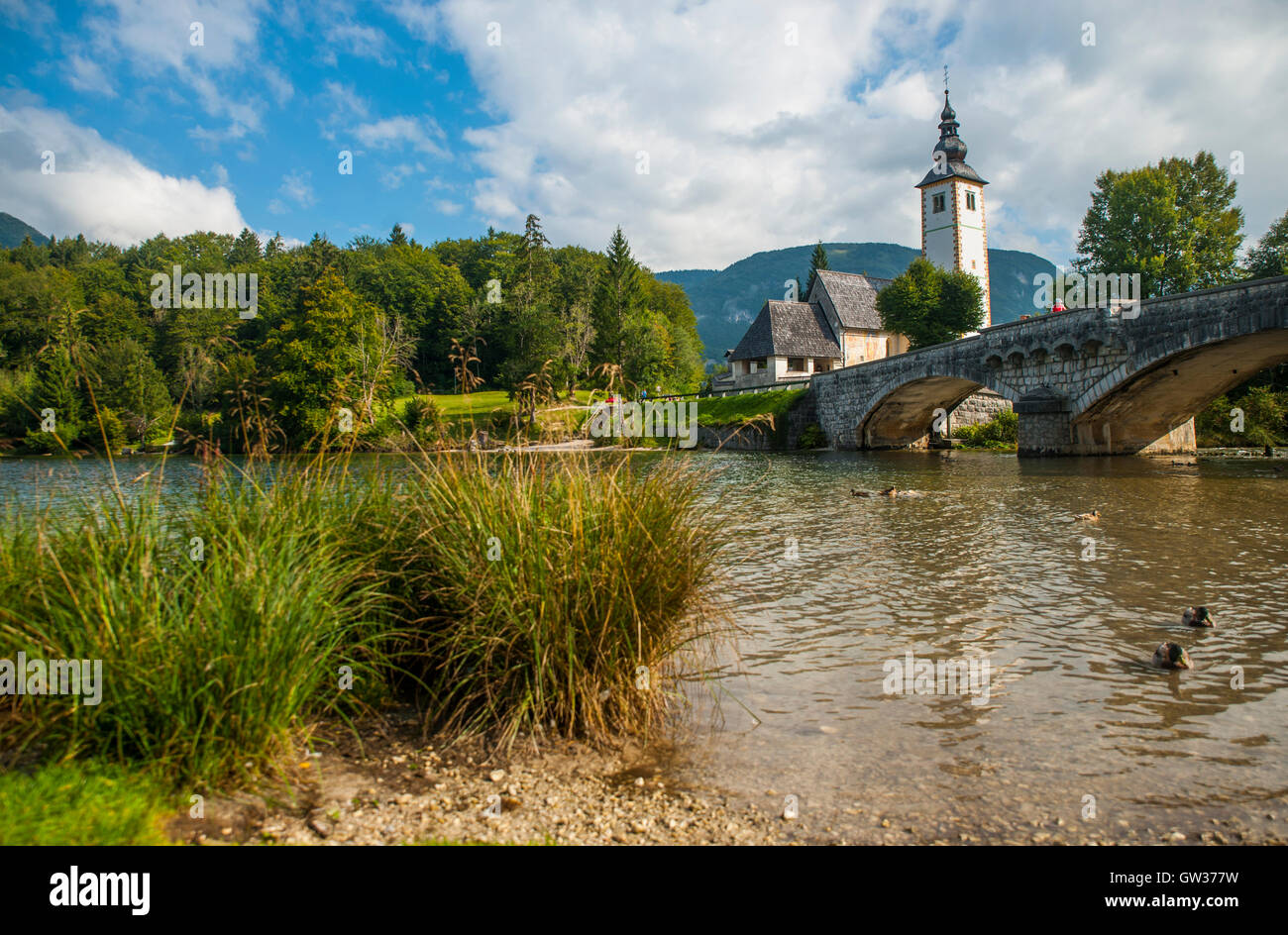 Bohinj See mit Kirche und Brücke, Slowenien Stockfoto