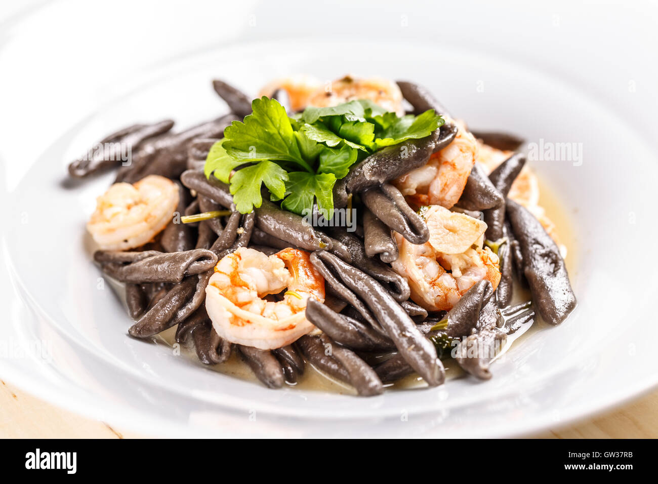 Platte Meer Essen, schwarze Nudeln mit Garnelen auf das Restaurant serviert Stockfoto
