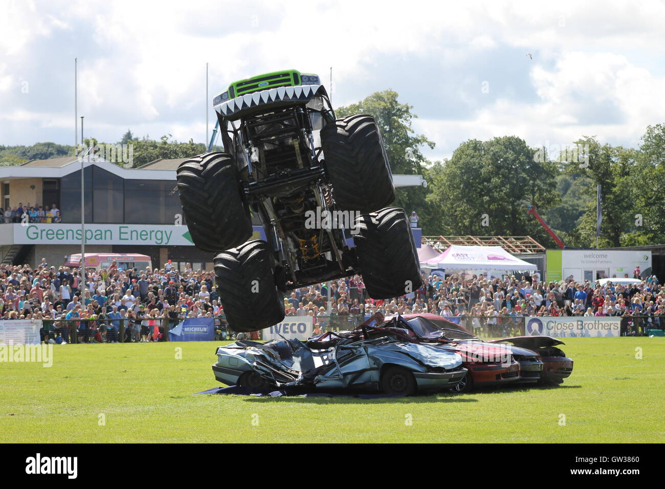 Monster-Truck auf dem Höhepunkt seiner Sprung Stockfoto