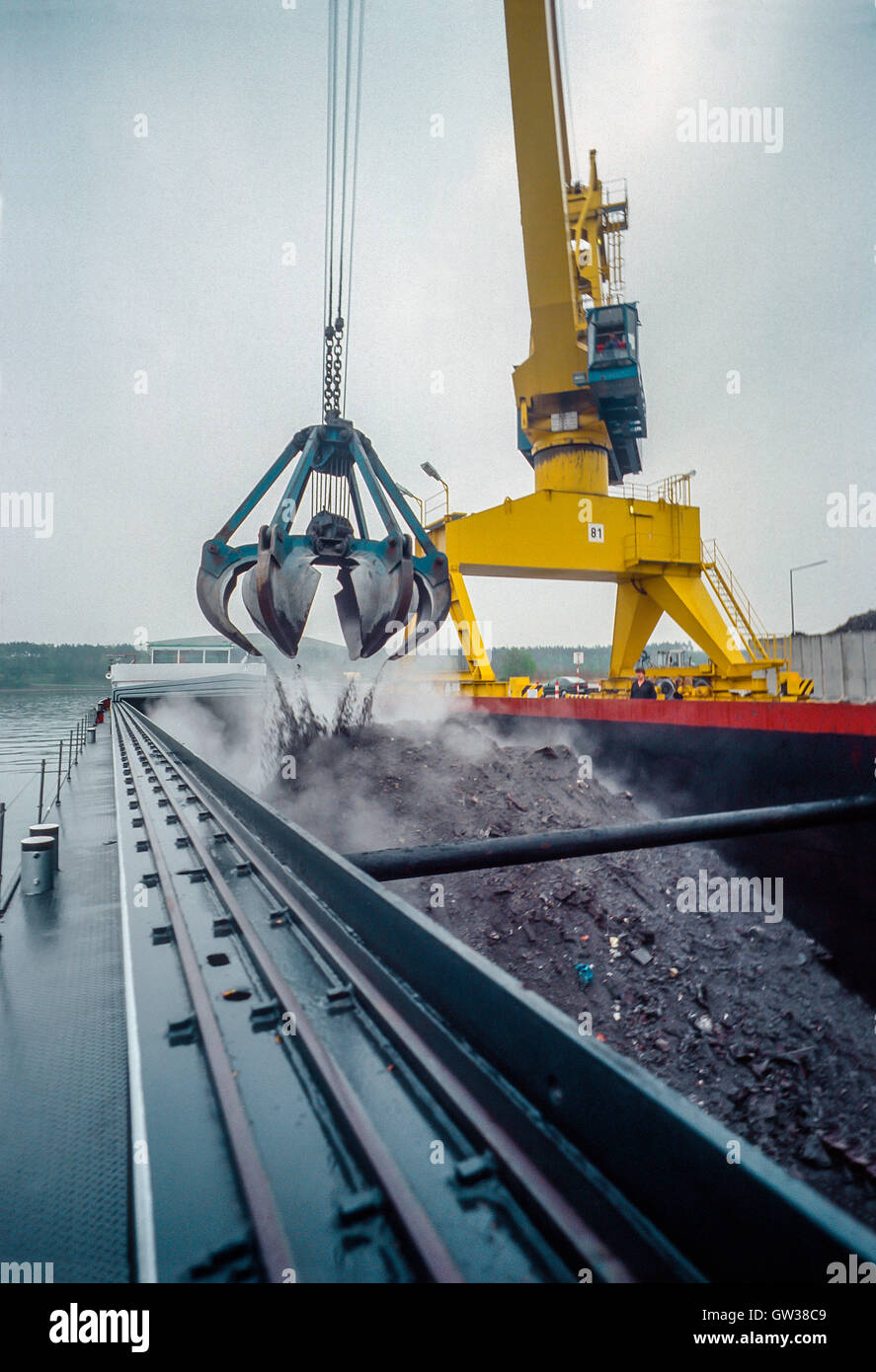 Das Laden von Schlacke aus einem Recyclinghof im Hafen von Nürnberg, Deutschland. Stockfoto