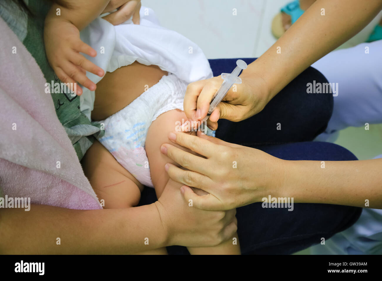 Kinder erhalten Impfstoff auf Seite des Oberschenkels. Kinder-Impfstoff. Stockfoto