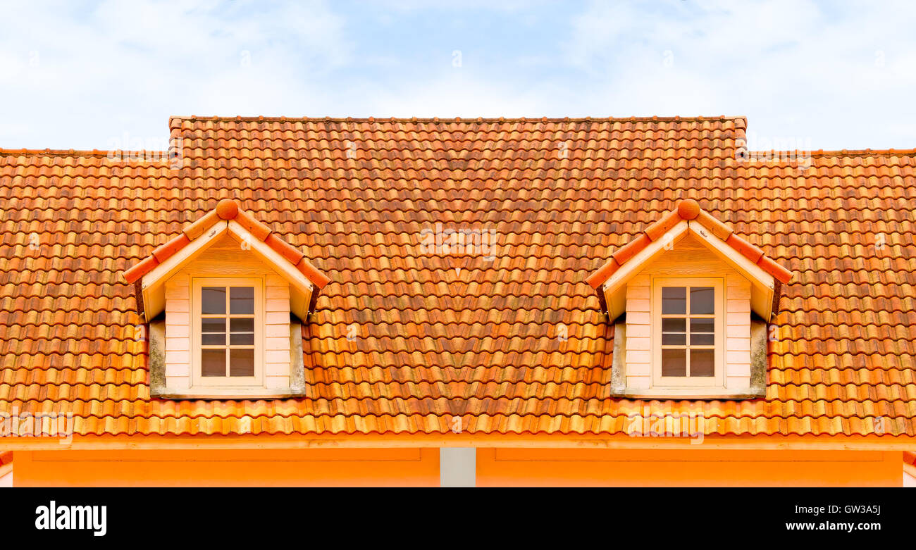 modernes Haus Satteldach mit einem Fenster Stockfoto