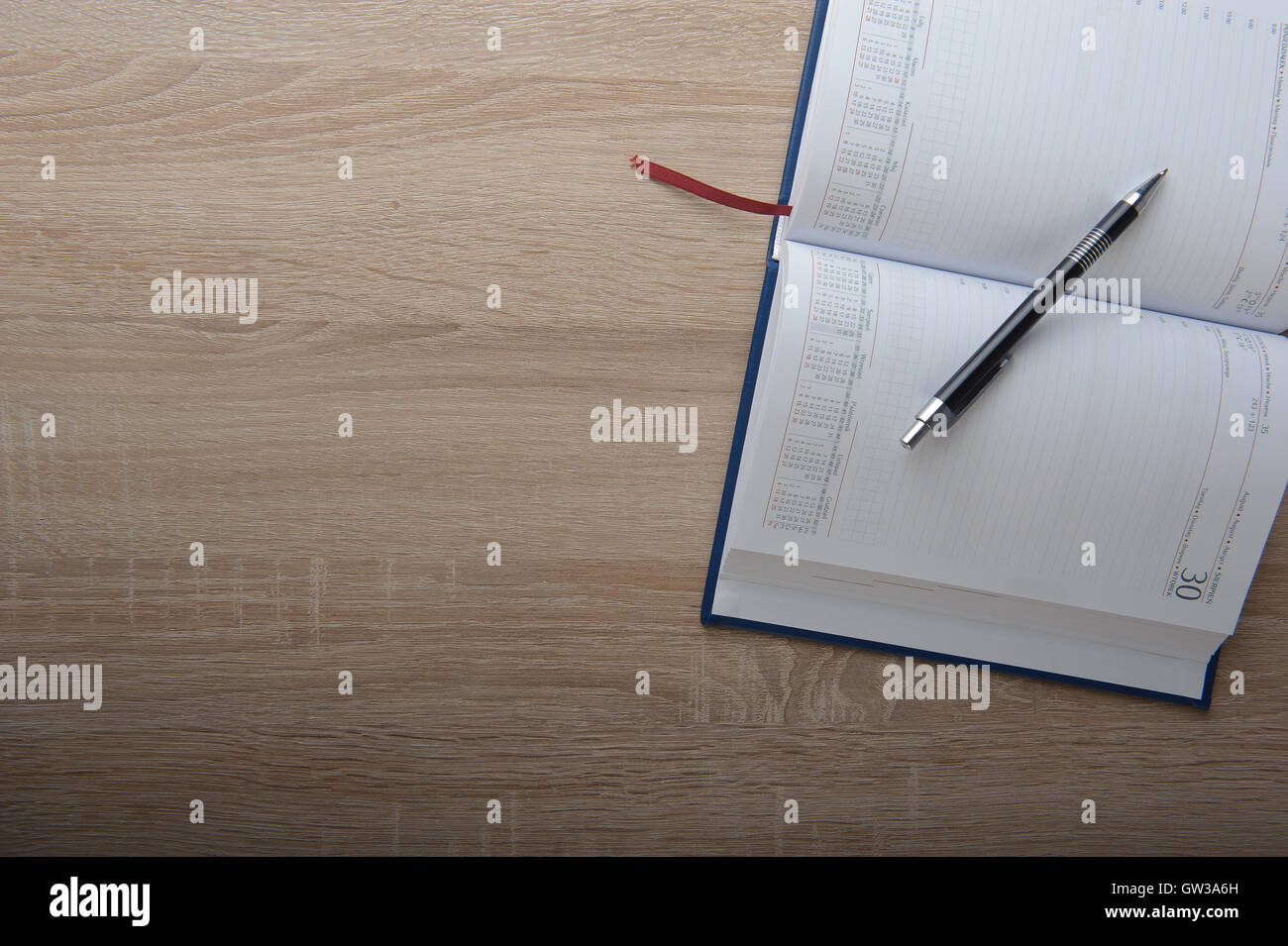 Notizbuch mit Stift auf den Schreibtisch aus Holz Stockfoto