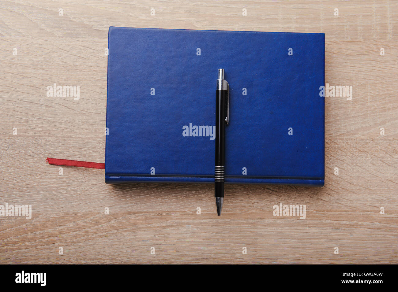 Notizbuch mit Stift auf den Schreibtisch aus Holz Stockfoto