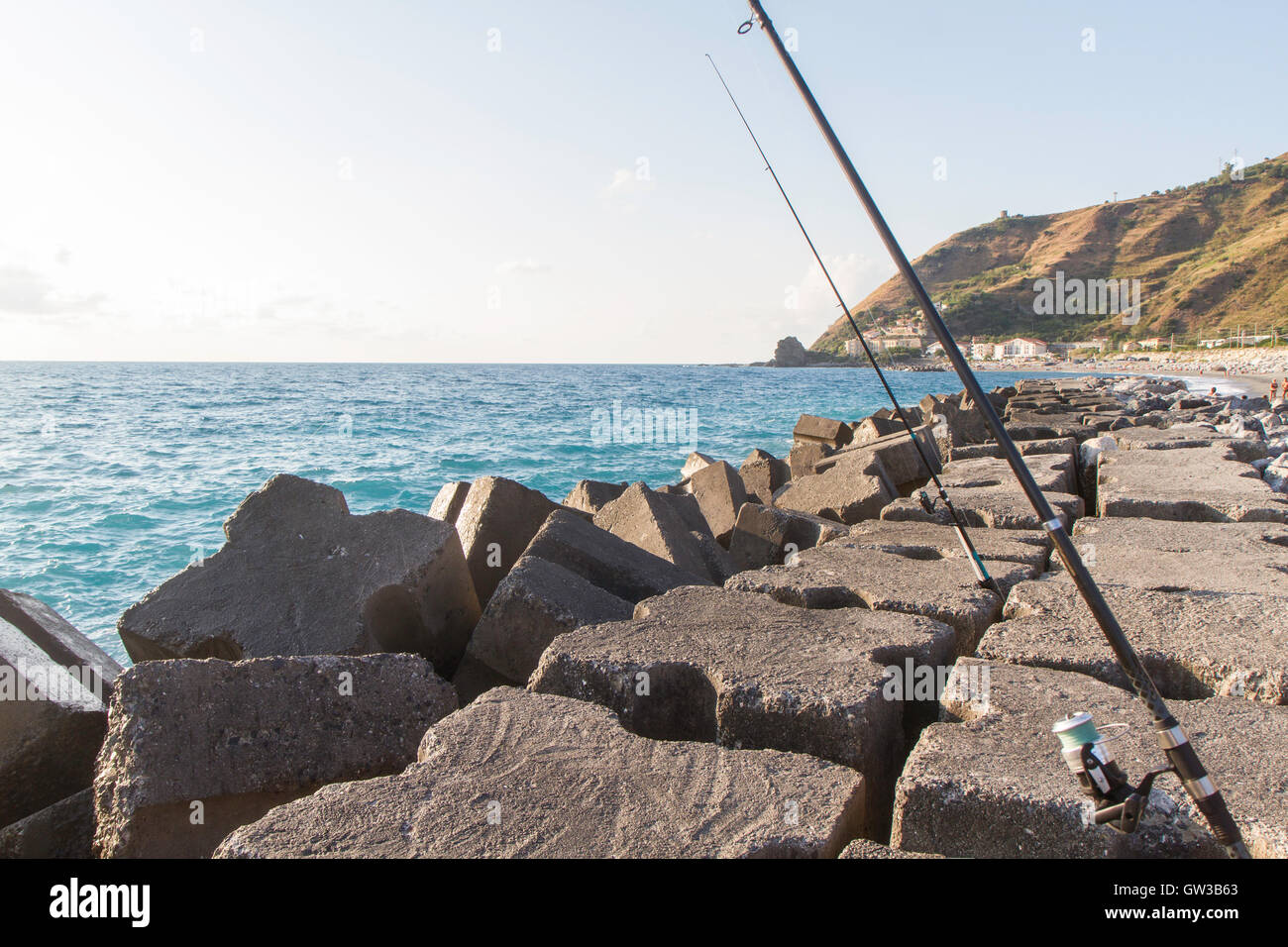 Anzeigen der ersten Wellenbrecher Stock mit Angelruten, Italien Kalabrien Stockfoto