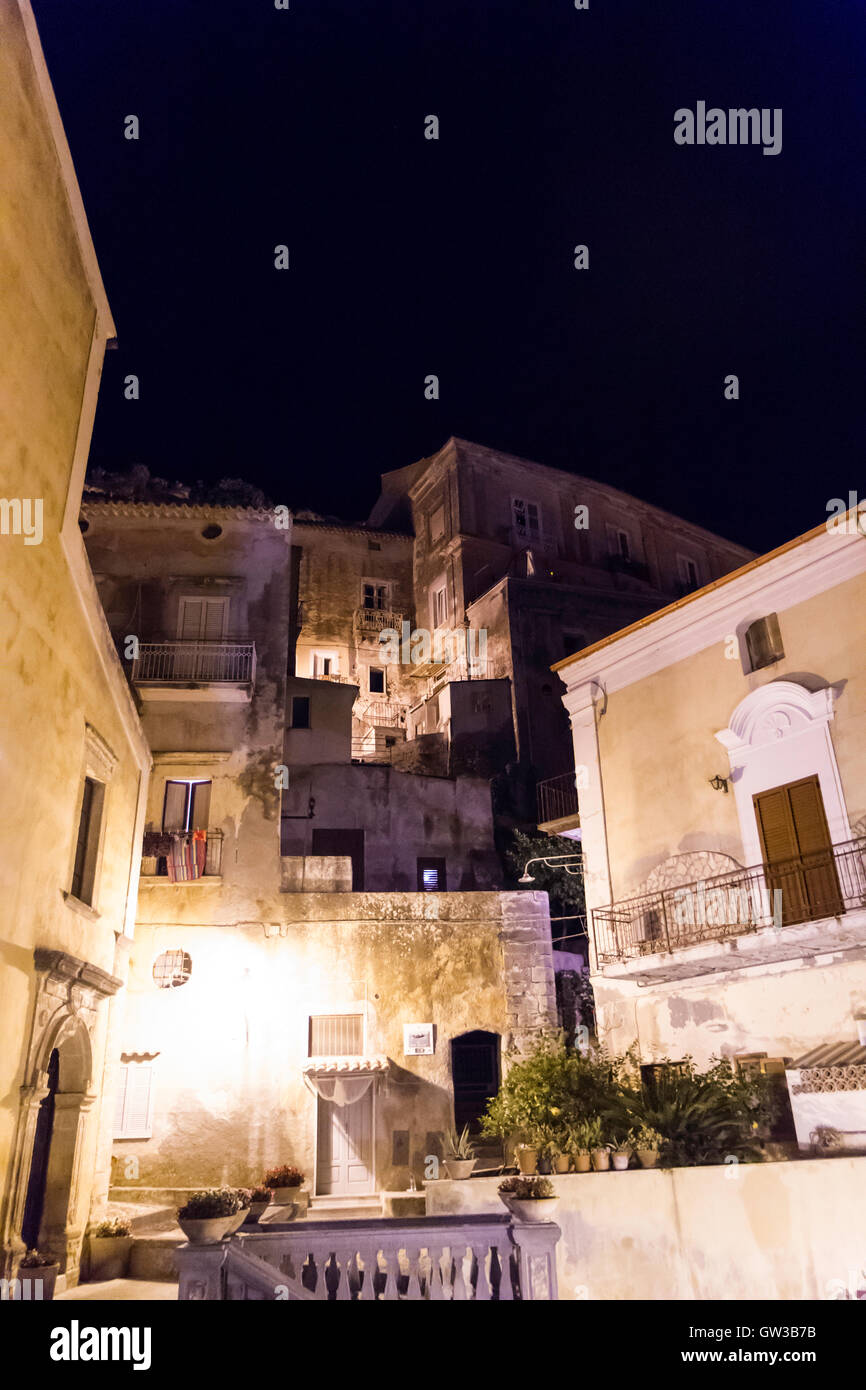 Details Nachtaufnahme von der Stadt von Amantea, Calabria Italien. Stockfoto