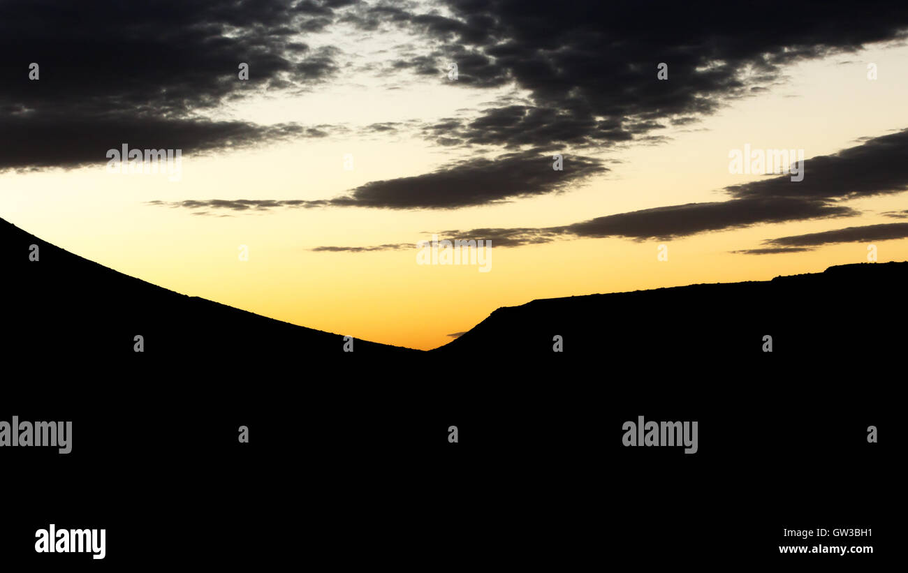 Bewölkten Sonnenuntergang - Karoo-Nationalpark, gegründet 1979, ist ein Naturschutzgebiet in der großen Karoo Gegend des Westkaps, So Stockfoto