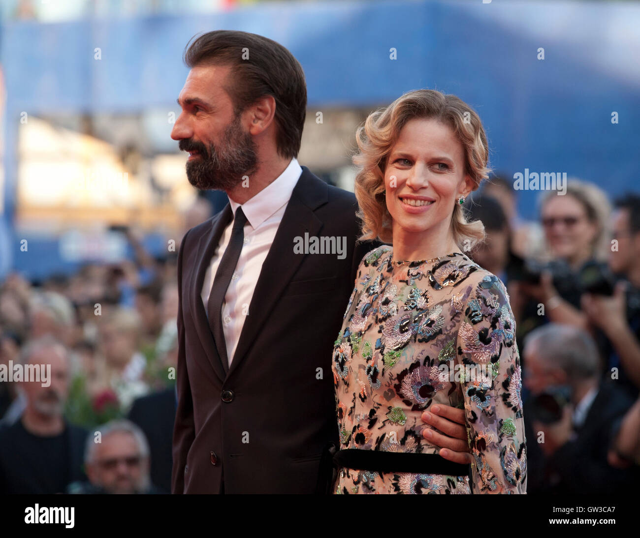Sonia Bergamasco und Fabrizio Gifuni bei der Premiere des Films The Young-Papst an der 73. Venice Film Festival, 2016 Stockfoto