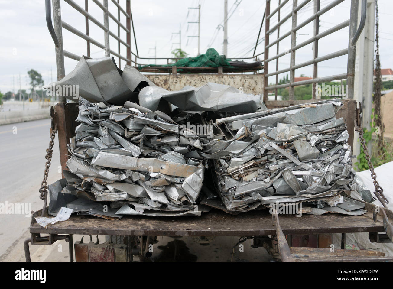 Aluminiumabfall auf dem LKW bereiten für Recycling Stockfoto