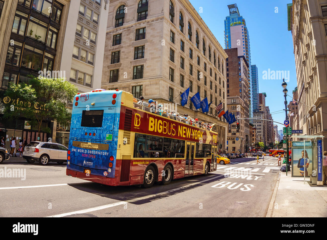 Big Bus Tours New York auf der 5th Avenue. Es bietet Besichtigungstouren in New York auf einem oben offenen Doppeldeckerbusses. Stockfoto