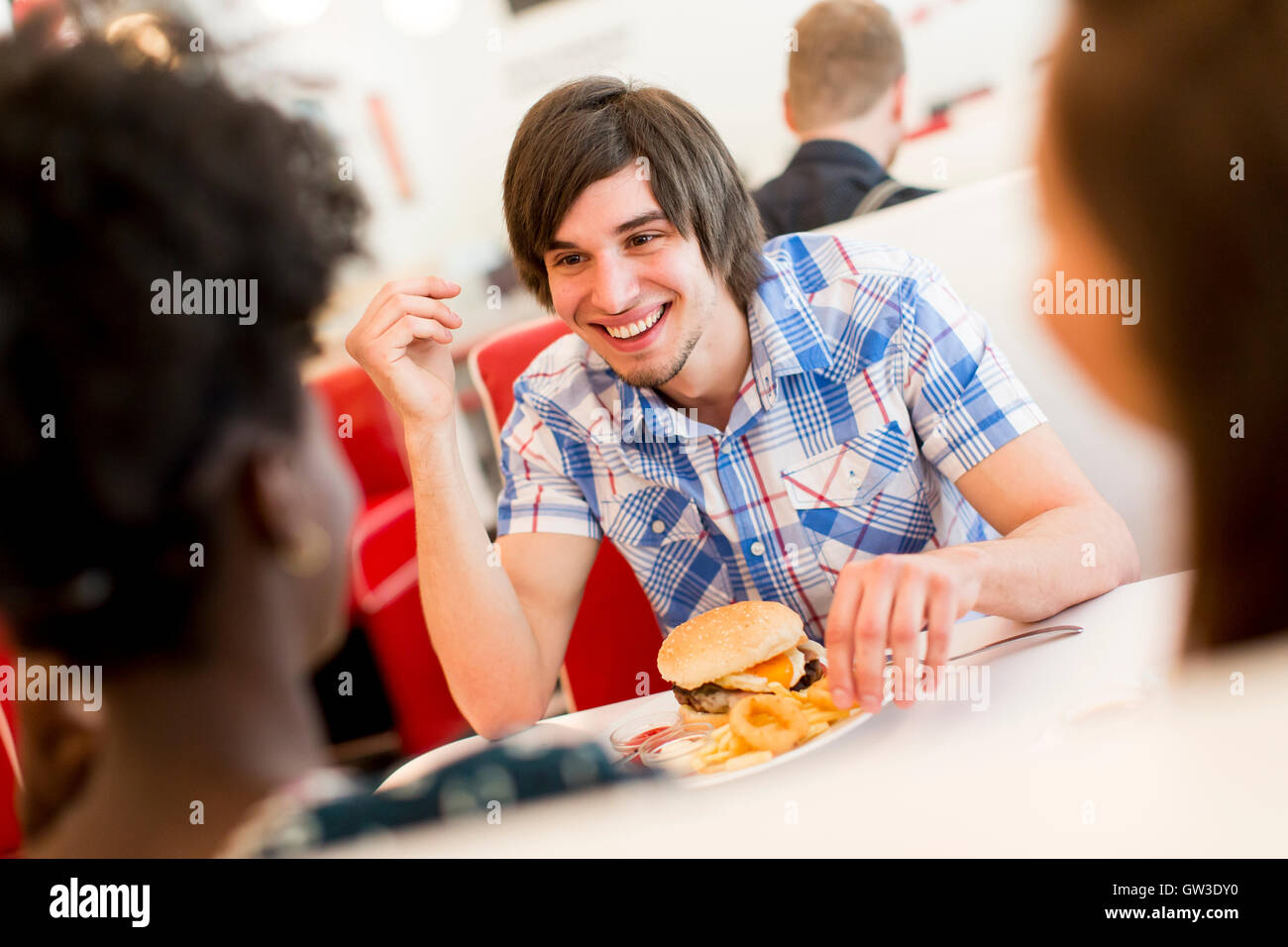 Freunde, Essen Fast Food am Tisch im diner Stockfoto