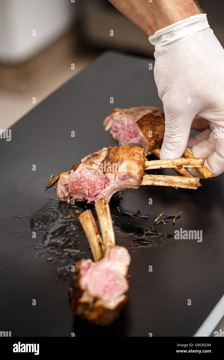 Koch, Lammrücken geschnitten Stockfoto