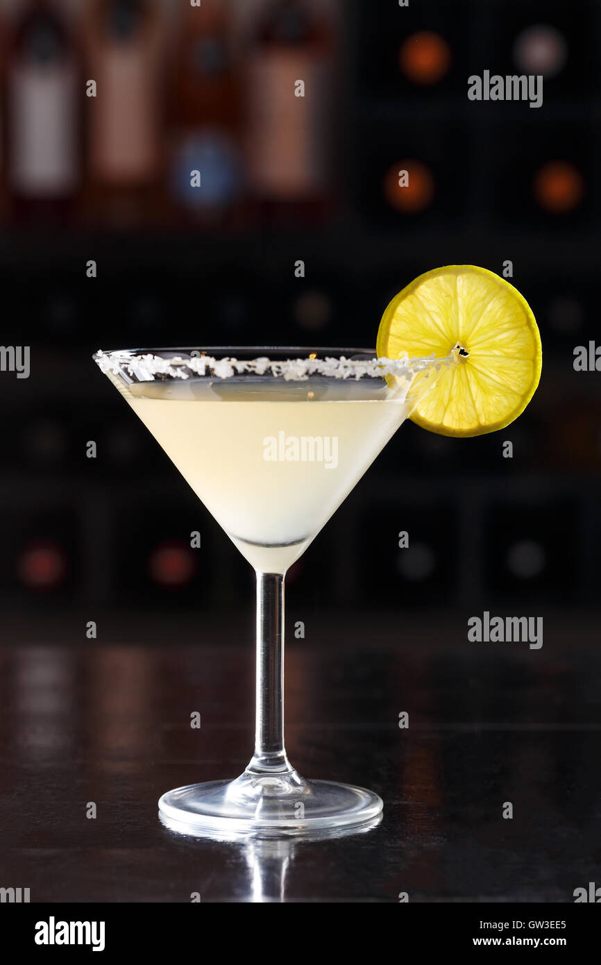 Klassischen Margarita cocktail mit Zitronenscheibe und salzigen Rand Stockfoto