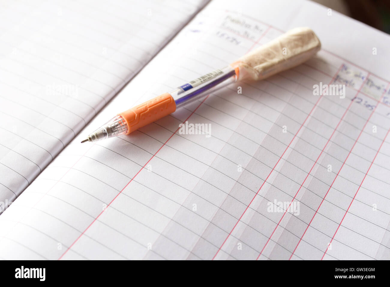 Leeres Notizbuch mit Stift Hintergrund Konzept und Idee für schreiben Sie Ihren Text hier. Stockfoto