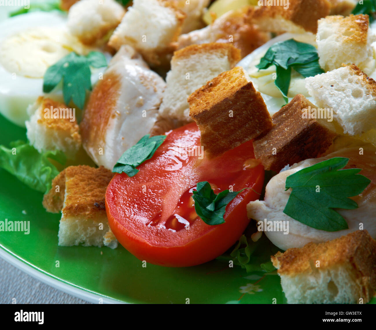 Ensalada Cezar Con Pollo-Mexiko-Salat Römersalat mit Croûtons gekleidet mit Olivenöl, Parmesan-Käse, Huhn, Ei, Stockfoto