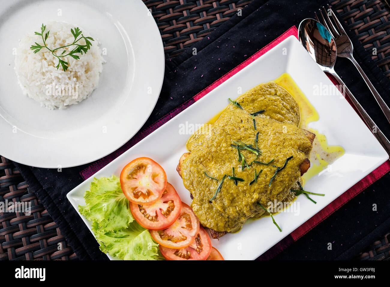 Thai Fisch-Filet mit asiatischen Green curry Soße essen und Reis Stockfoto