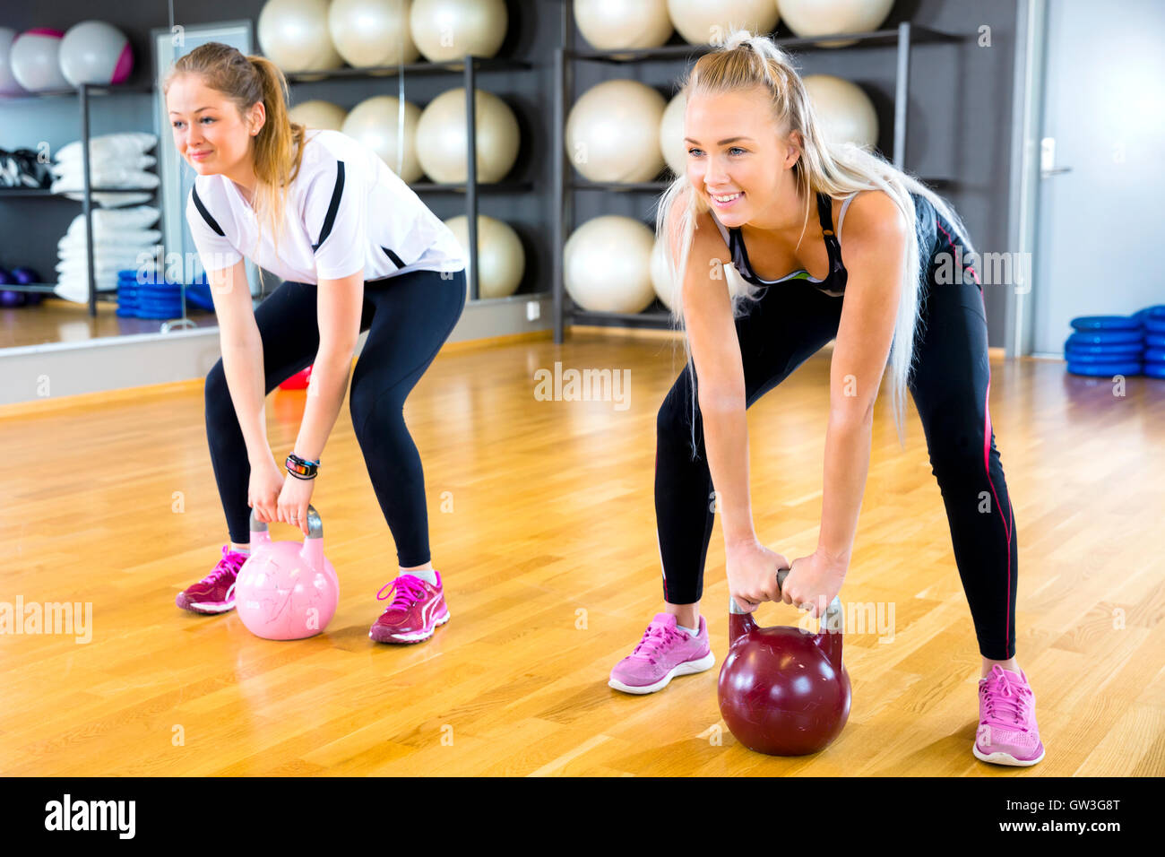 Nahaufnahme der beiden Frauen training mit Kettlebells in Turnhalle Stockfoto