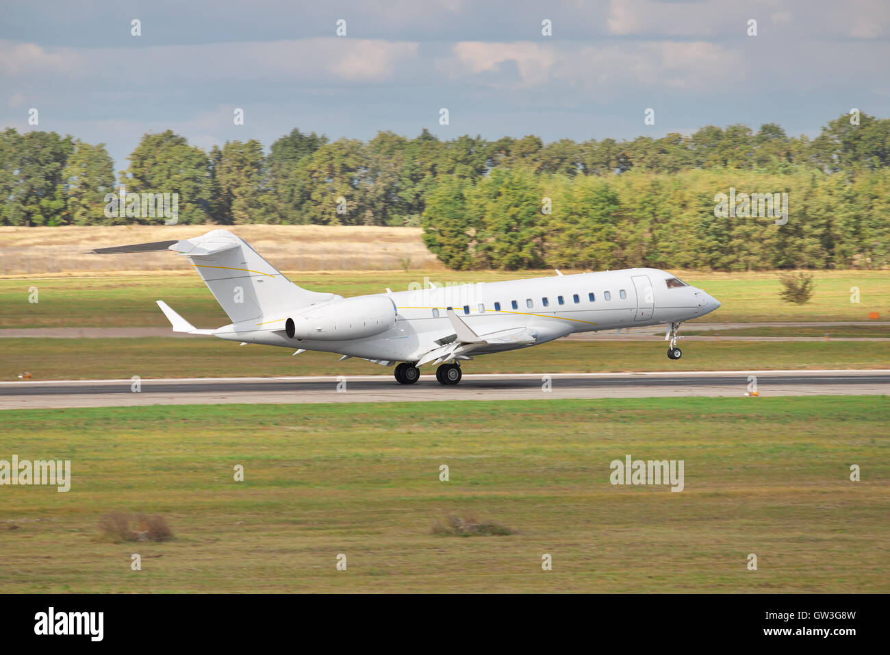 Business-Jet ist über den Laufsteg mit bewölktem Himmel auf dem Hintergrund berühren. Stockfoto