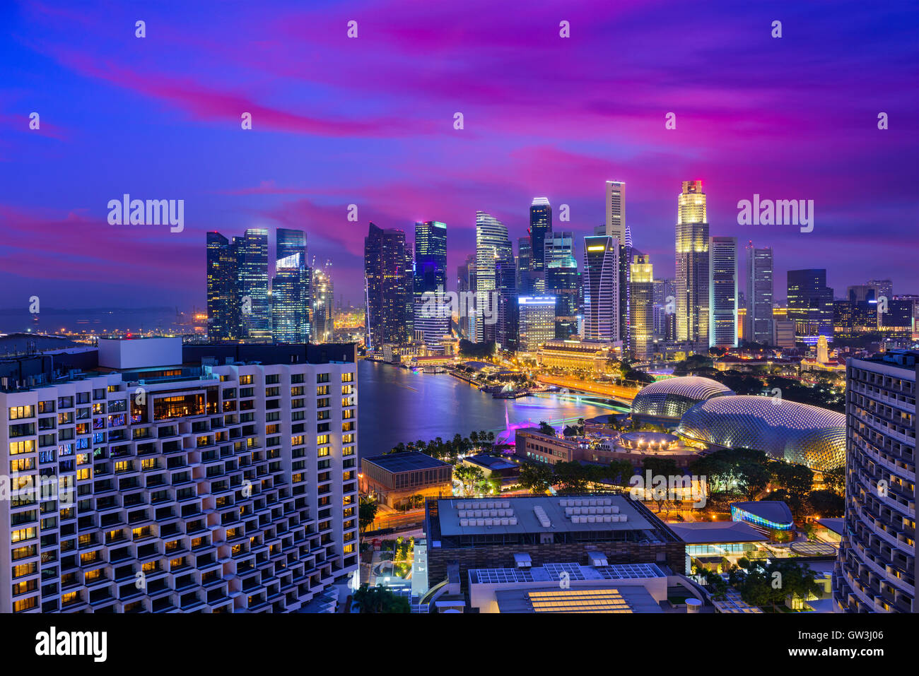 Skyline von Singapur Financial District in der Abenddämmerung. Stockfoto