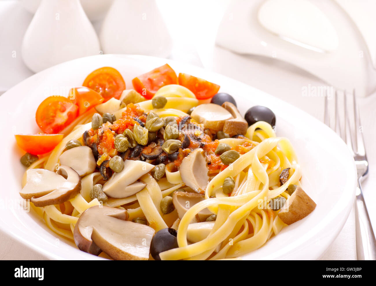 Pasta mit Pilzen und Kapern Stockfoto