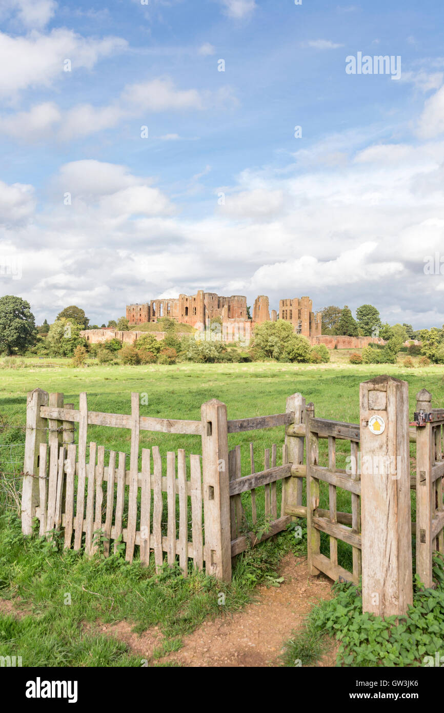 Öffentlichen Fußweg vorbei Kenilworth Castle, Kenilworth, Warwickshire, England, UK Stockfoto