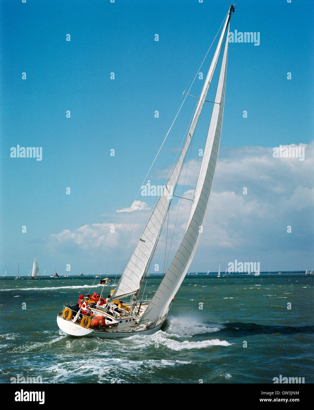 AJAXNETPHOTO. 1971. SOLENT, ENGLAND. -ADMIRALS CUP - AMERIKANISCHE TEAM EINTRAG YANKEE MÄDCHEN ZU BEGINN VON DEN FASTNET RACE FOTO: JONATHAN EASTLAND/AJAX REF: YA YANKEE GIRL ADCUP 1971 Stockfoto