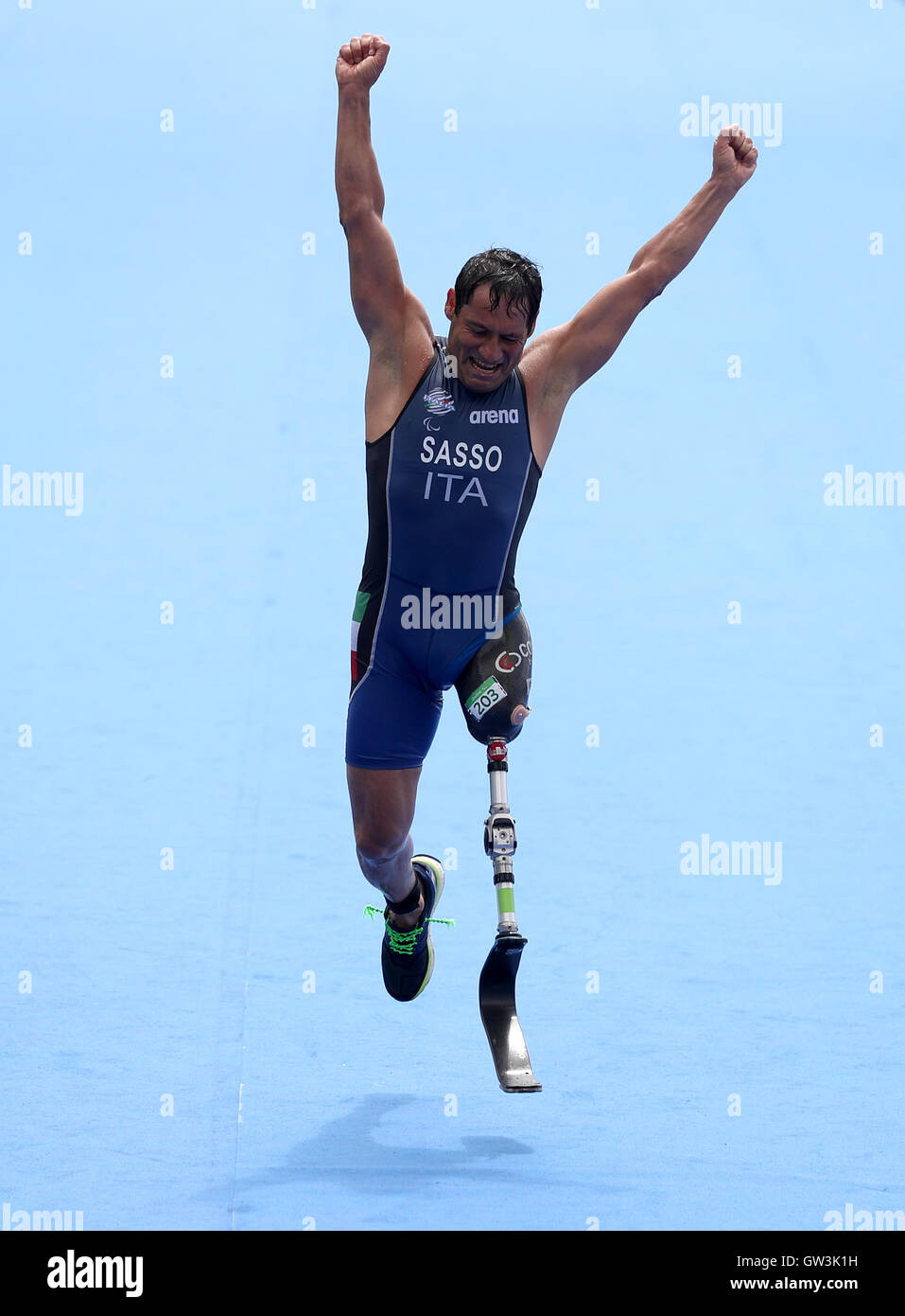 Italiens Giovanni Sasso feiert als er die Linie im 9. in der Männer Triathlon PT2 während des dritten Tages der Rio Paralympischen Spiele 2016 in Rio De Janeiro, Brasilien überquert. Stockfoto