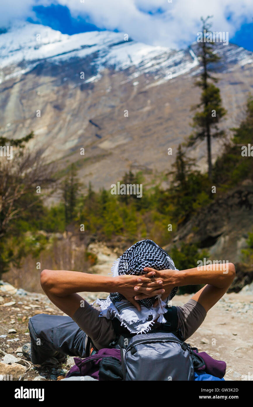 Schöne Landschaft Himalaya Gebirge Background.Hiking Himalaya anzeigen Panorama.End Sommersaison. Grüne dreier wolkig blaue Himmel bergigen Rocks.Man Chill Reisende Backpacker Image.Horizontal. Stockfoto