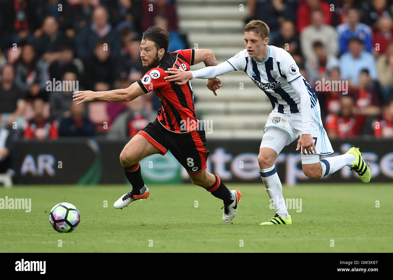 AFC Bournemouth Harry Arter bekommt von West Bromwich Albion's Sam Field während der Premier-League-Spiel im Stadion Vitalität, Bournemouth. Stockfoto