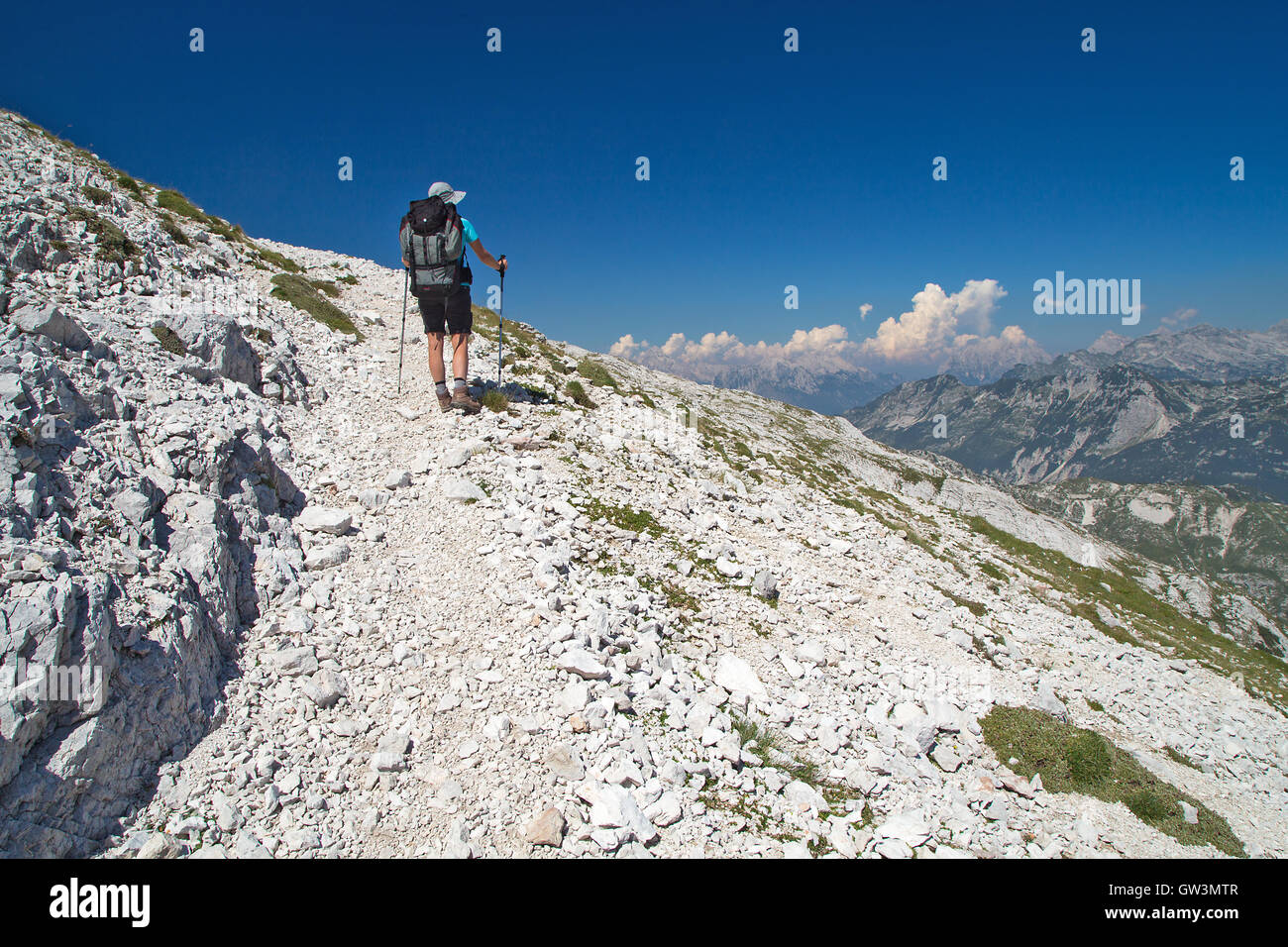 Bergsteiger zu Fuß auf den Berg Peski Stockfoto
