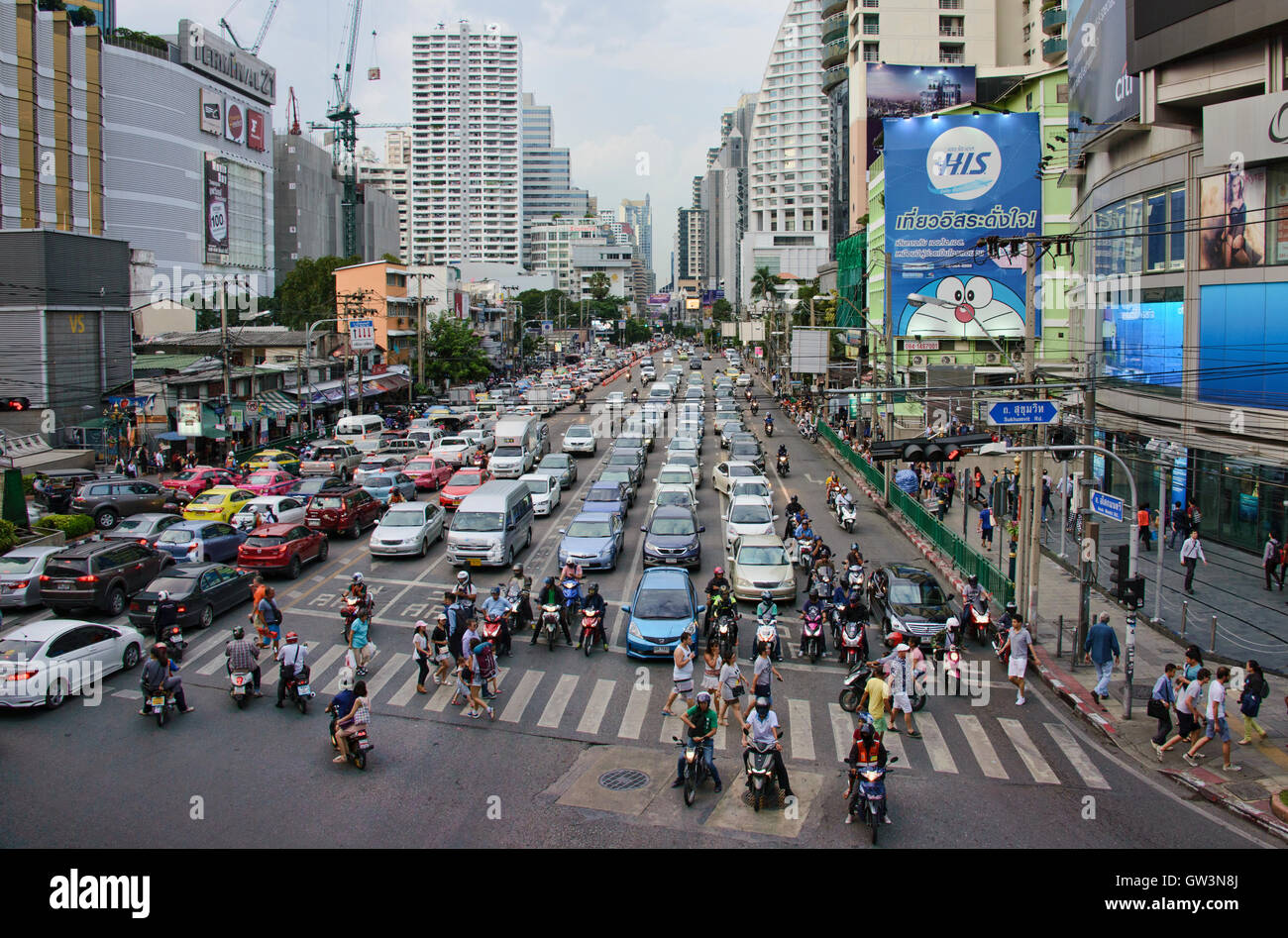 Der berühmt-berüchtigten Verkehr von Bangkok, Asok Kreuzung während der Rush Hour, Thailand Stockfoto