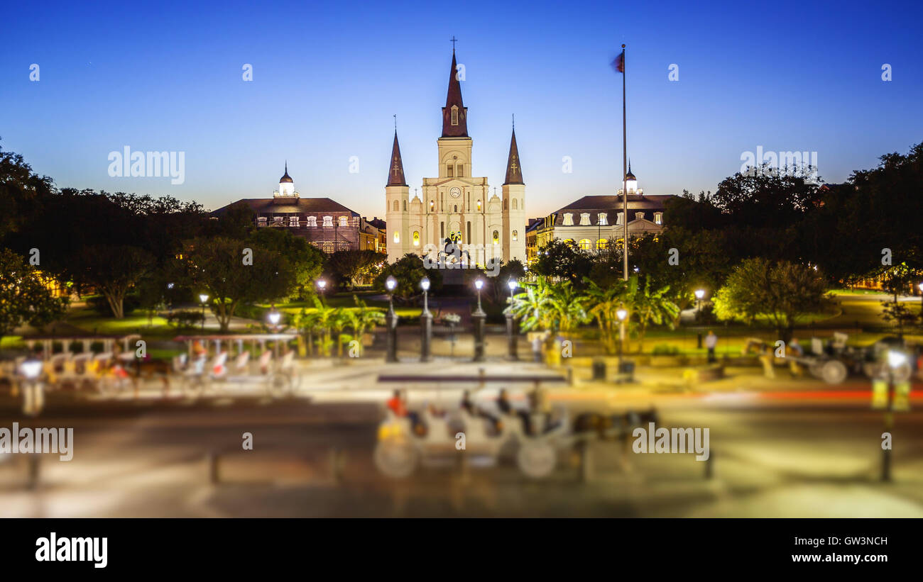 St. Louis Cathedral und Jackson Square in New Orleans French Quarter als Nacht fällt in Louisiana (unscharfer für kommerzielle Nutzung) Stockfoto