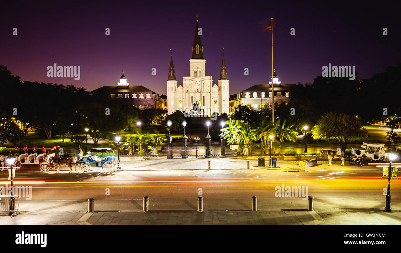 St. Louis Cathedral und Jackson Square in New Orleans French Quarter als Nacht fällt in Louisiana Stockfoto