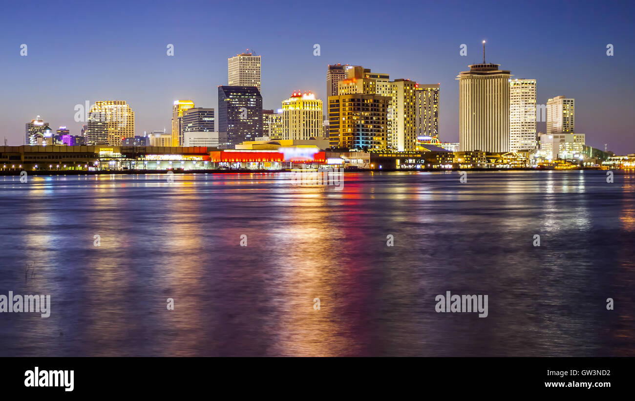 Skyline von Downtown New Orleans über dem Mississippi Fluß wie die Nacht fällt (Gebäude Logos verschwommen für kommerzielle Nutzung) Stockfoto