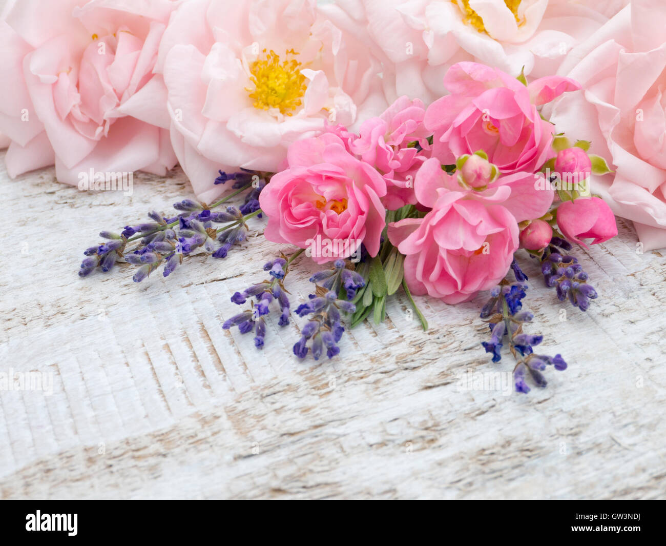 Blass rosa Rosen und Lavendel Bouquet auf dem rauen Brett Stockfoto