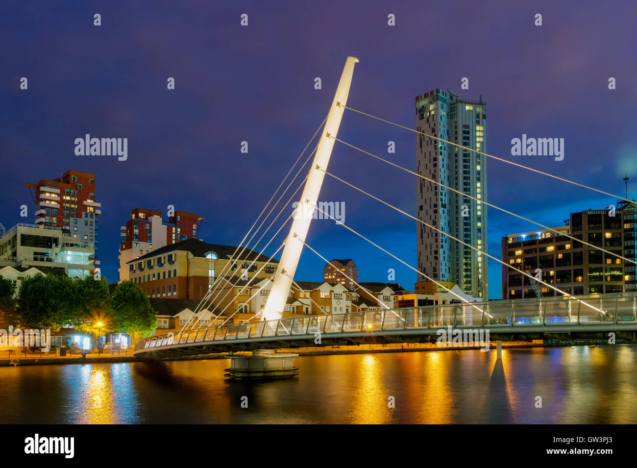 London, Vereinigtes Königreich - 23. Juli 2016: Wunderschön beleuchtet Canary Wharf Fußgängerbrücke in der Nacht Stockfoto