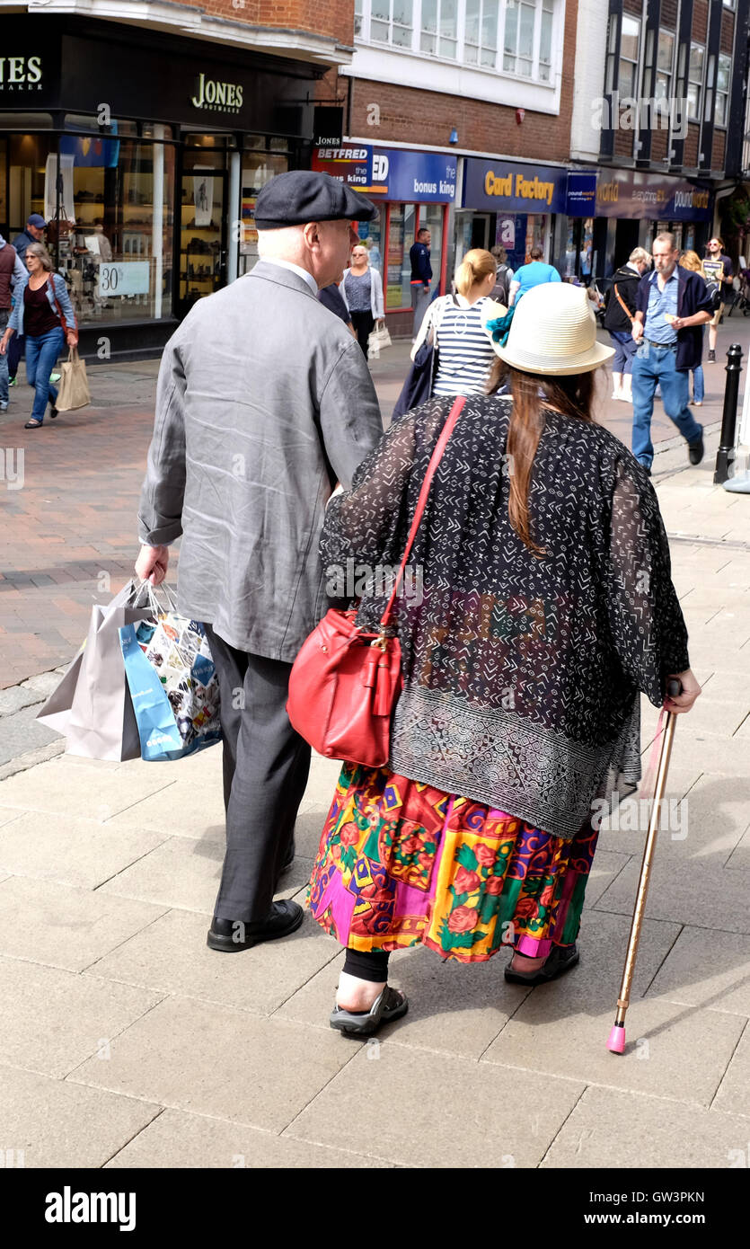 exzentrische mittelalterlichen Paare, die gemeinsam an der Hauptstraße der Stadt Canterbury East Kent uk September 2016 Stockfoto