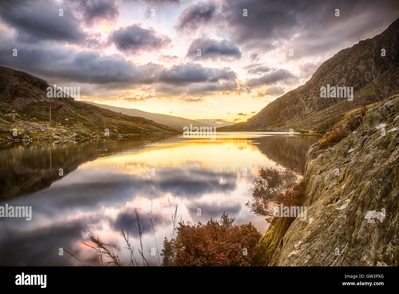 Llyn Ogwen See im Norden von Wales bei Sonnenaufgang Stockfoto