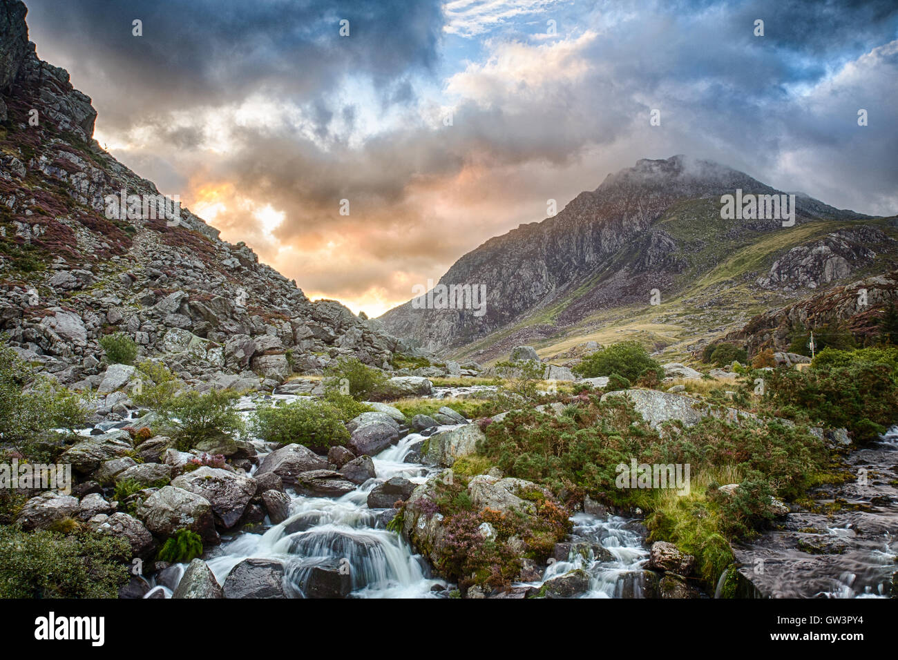 Berg und im Herbst in der Nähe von See LLyn Ogwen in Wales Stockfoto