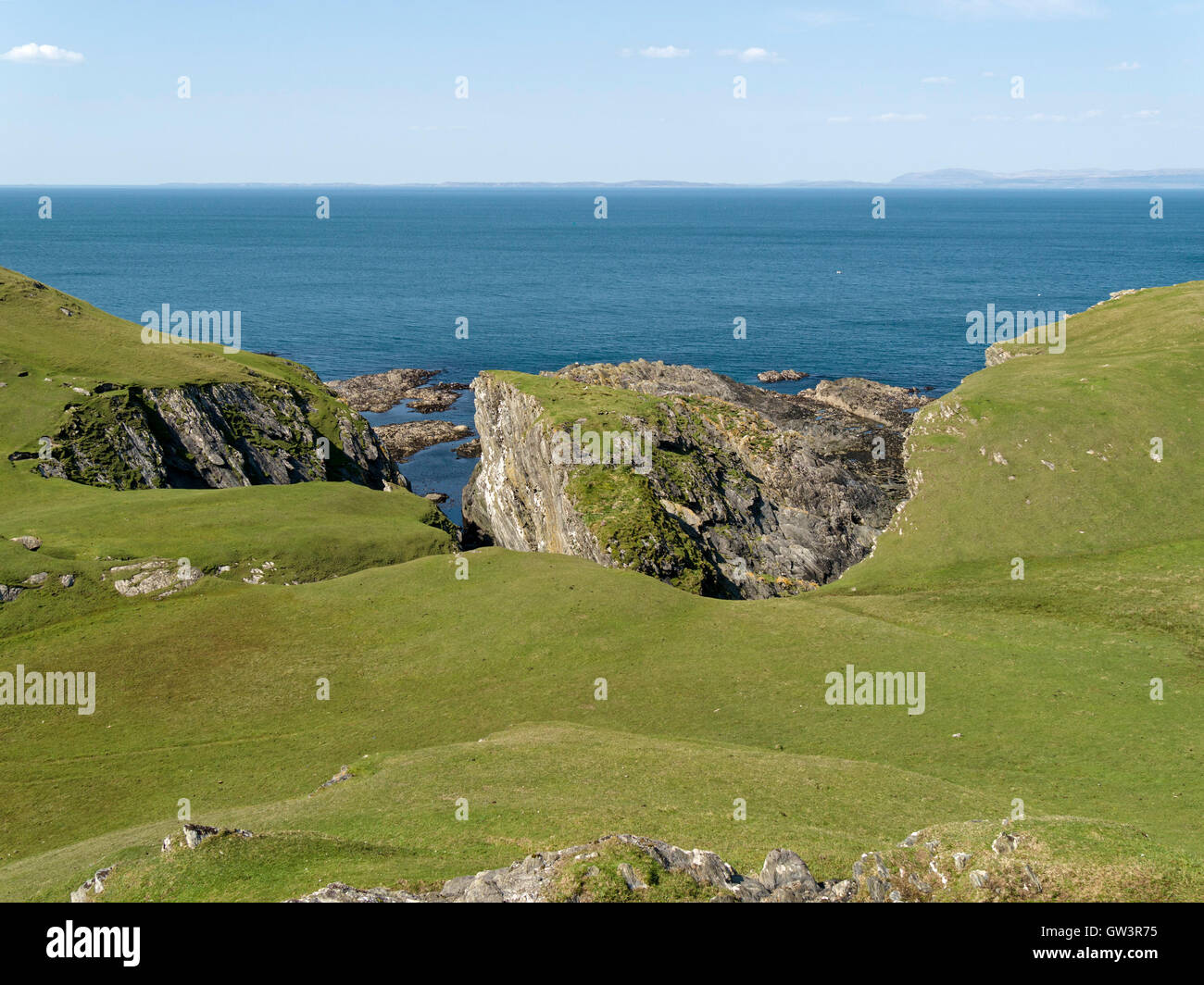 Wiesen und Felsen und Meer in der Nähe des Schweins Paradies Insel der Colonsay, Schottland, UK. Stockfoto